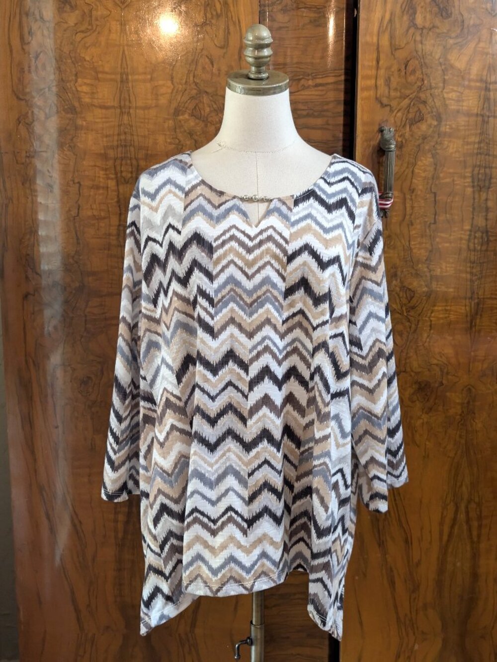 Alfred Dunner Neutral Earthy Chevon Knit Blouse Top Size 2X Jeweled Keyhole Boho